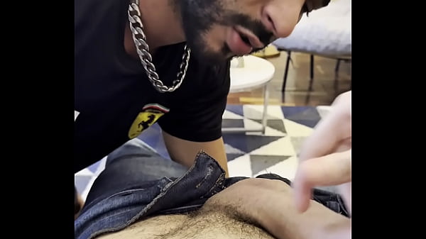 Ho scoperto che il figlio del mio vicino aveva un cazzo enorme