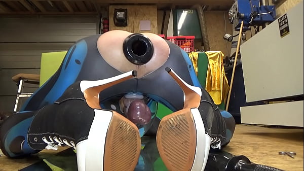 Extremeslut66 furzt durch einen Tunnelplug, während sie sich einen langen Dildo in den Arsch schiebt