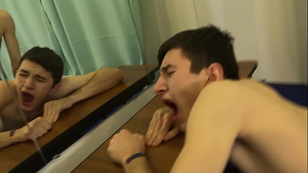 Lindos luchadores twink se pusieron cachondos durante el entrenamiento y follaron en el suelo - terminaron en la boca del chico