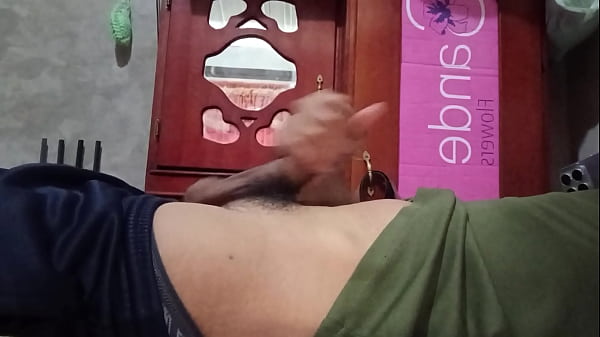 giovane con un grosso cazzo che si registra