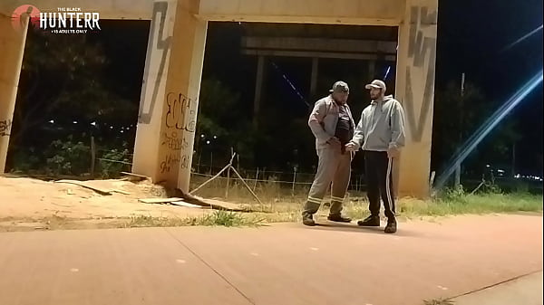 Biker ve a Pissing Worker regresa y le ofrece amamantamiento