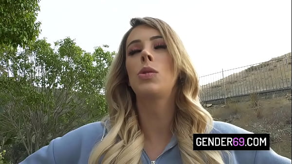 La chaude TS Casey Kisses adore se faire enculer profondément par son patron