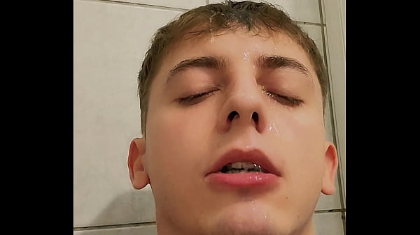 Un garçon de 18 ans s'humilie en buvant sa propre pisse