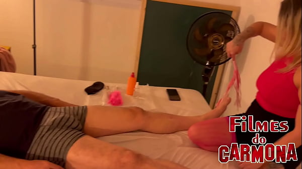Carmonas Vater bekommt eine Massage und fickt sogar die Masseuse