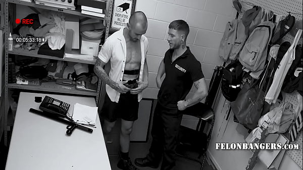 Il ladro viene catturato solo per farsi scopare dall'ufficiale