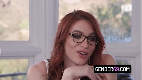 La superbe patronne transsexuelle rousse, Janie Blade, suce une bite et se fait mettre le cul à cru.