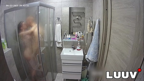 Belle ado pose brune