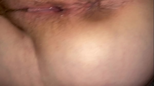 娇小的继女无法抗拒继父的大黑屌，在背着妈妈进行了一场激烈的原始性交后，最终被内射并怀孕。当他们的秘密禁忌幻想变成危险的现实时，她高兴地呻吟着