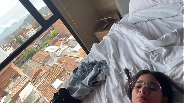 ROUGH CASTING RIDE - Milf latina colombiana pequeña y tetona con grandes tetas hace mamada, garganta profunda, estilo perrito y vaquera