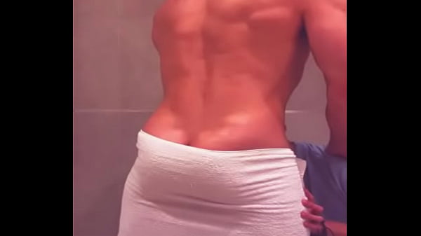 Ich sehe, wie mein Freund von der Bar nach Hause kommt und ein Bad nimmt, und ich kann nicht widerstehen, ich gehe mit ihm unter die Dusche.