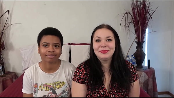 Desperate Amateurs, des mamans sexy à gros seins se font défoncer la chatte serrée par une grosse bite bien dure