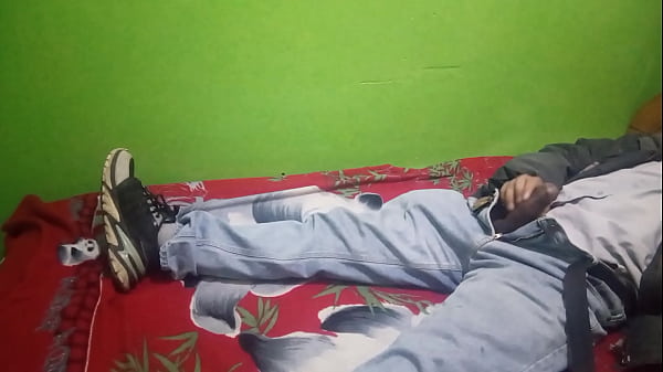 Ich wichse in der Unterkunft, dann bekomme ich meine Milch