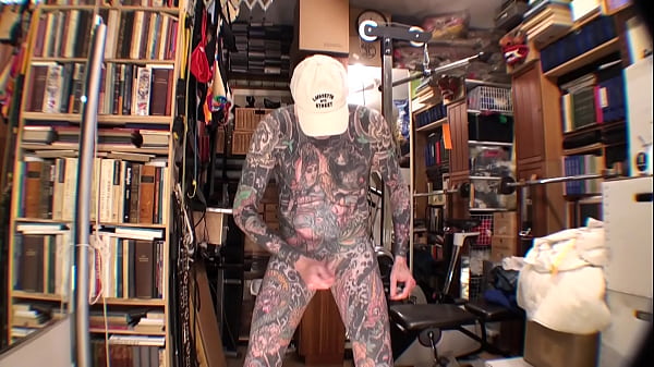 Leeharper Pinnomen, un strip-teaseur tatoué en chaleur, se masturbe de plein visage et, à partir de son bâton rigide, il étalera sa crème brillante pour homme tatoué !