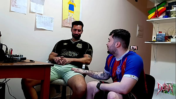 Vizinho h&eacute_tero casado veio ver o jogo e jogou a rola no meu cu (COMPLETO NO RED)