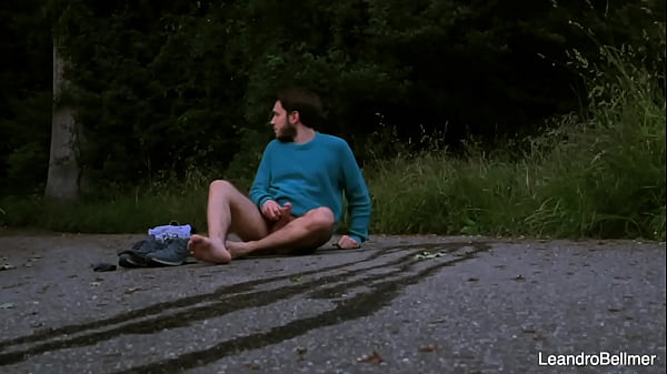 पेशाब करते हुए और बाहर झटके मारते हुए पकड़ा गया - समलैंगिक सार्वजनिक प्रदर्शनवादी