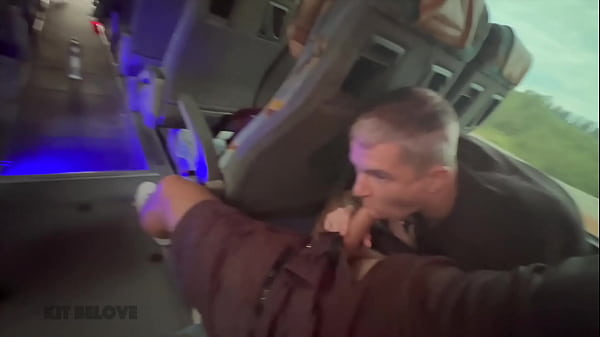 Un pompino da uno sconosciuto sull'autobus e un'enorme sborrata in un hotel