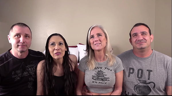 Tuyệt vọng nghiệp dư nóng lớn tit mommy và đại học tuổi babes được họ chặt chẽ pussies đập cứng bằng vòi nước lớn