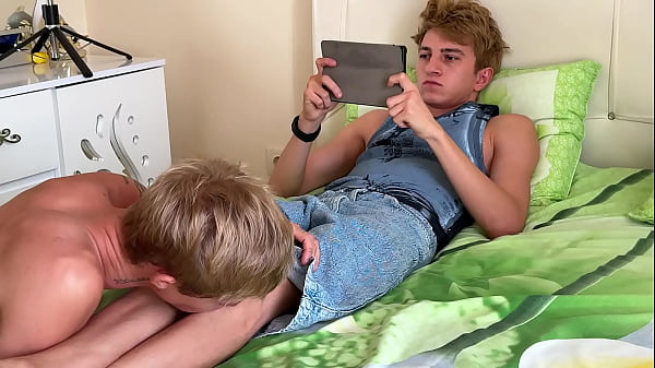 Partie 1 : Un mec suce la grosse bite de son demi-frère pendant qu'il joue sur son téléphone