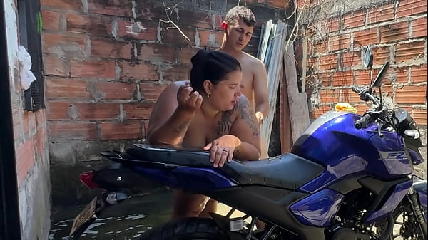 mi vecino me ayuda a lavar y despues me folla muy rico