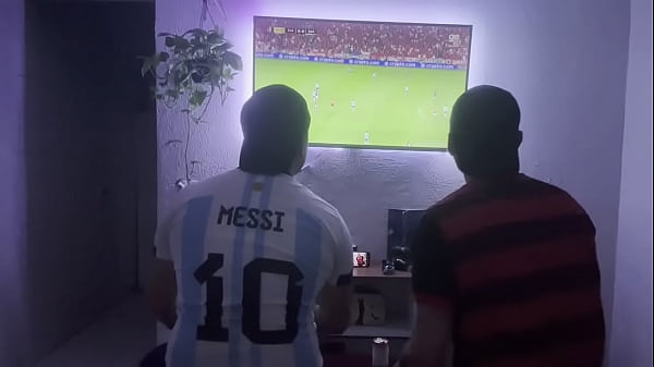 DOPO UNA PARTITA DI CALCIO, I MASCHI ETERI HANNO DUREZZA E TUTTO FINISCE IN TANTISSIMI SCATTI E CATTURE (TEASER)