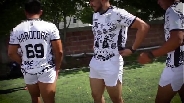 Après être allés à l'entraînement, nous sommes allés prendre un verre à l'appartement du capitaine, mais comme il n'y avait pas de femmes, nous avons fini par avoir des relations sexuelles entre hommes.