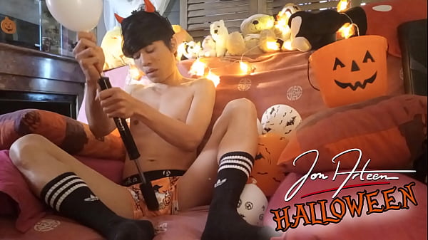 Halloween Jon Arteen enche balões e acaba bombeando seu pau até ejacular seu esperma em cima de si mesmo Ahegao