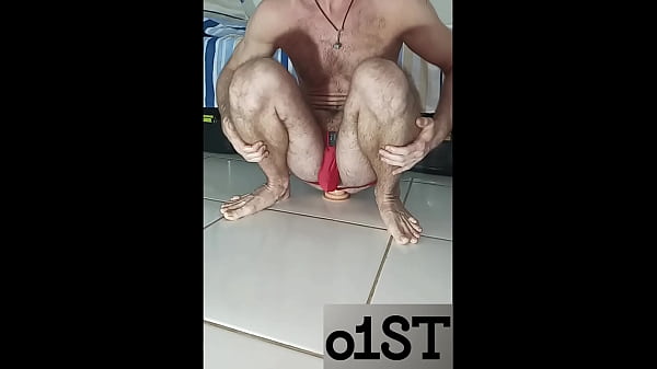 Một lần nữa trong đồ lót màu đỏ cưỡi dương vật giả lớn của tôi