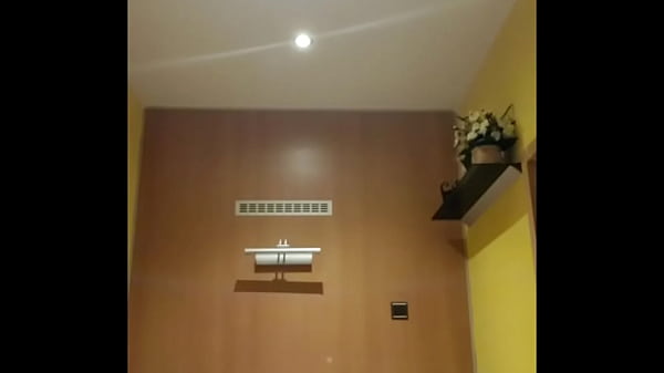 Chico joven se folla el pene en casa - Mamada