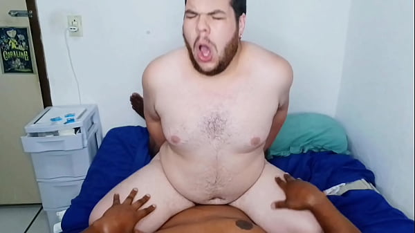 Neg&atilde_o Pedreiro Alargou o Cu do Branquinho Gordo - Parte 2 (COMPLETO NO SHEER E RED)