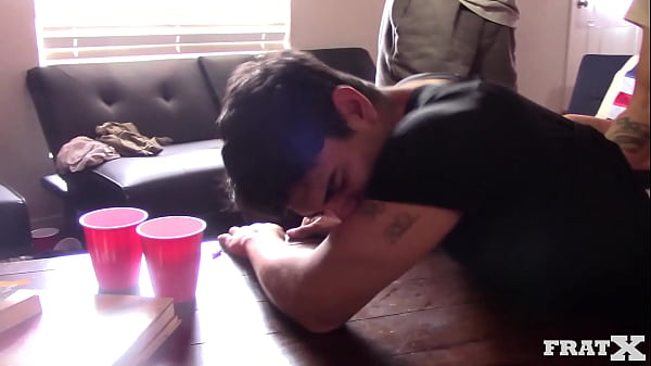 Sexy analer Teenie posiert