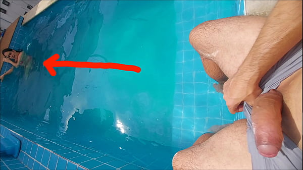 Estava com minha meia-irm&atilde_ na piscina, ela ficou surpresa com meu pau duro e ereto
