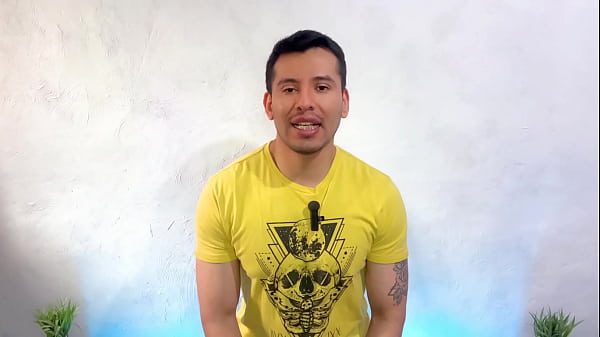 Encuentro a mi Roomie haitiano masturbando sus 25cm de polla y termina llenándome el culo a pelo