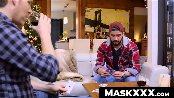 MaskXXX.com - Sessione di seghe con il cazzo duro di Zack dopo aver perso una partita a poker