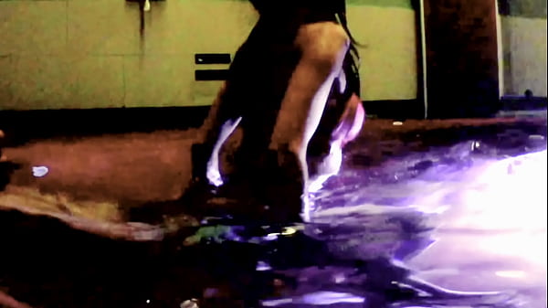 Ich habe einen Fremden im Whirlpool gefickt und ihn in meine Muschi spritzen lassen