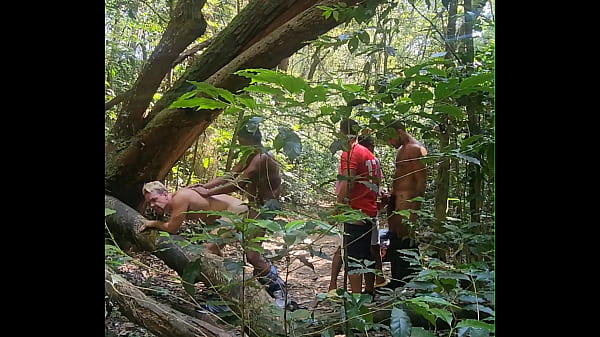 Meninos são flagrados trepando no meio do mato e trocando