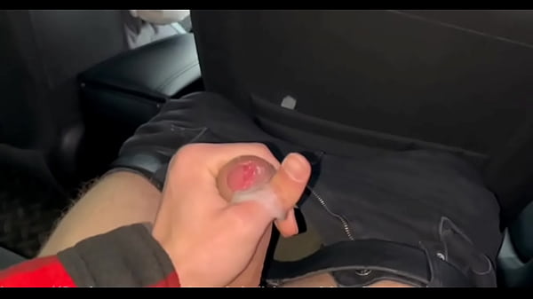 Pajeando a un taxista en el coche sin mirar