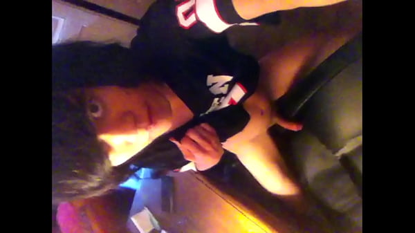 Twink strofina il suo cazzo liscio su un sedile e si masturba attraverso il poliestere della maglietta