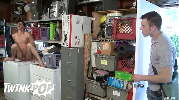 Kris Anderson holt Seth Roberts aus der Waschküche ins Wohnzimmer, um ihn richtig zu ficken - TWINKPOP