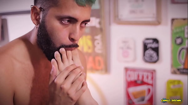 Paja con los pies Camilo Brown follando los pies de Alex Disney y cubriéndolos de semen, lamiendo el semen e intercambiándolo con Alex