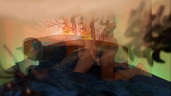 Halloween avec Jon Arteen, un garçon fantôme baise un femboy emo à cru jusqu'à l'orgasme en gémissant