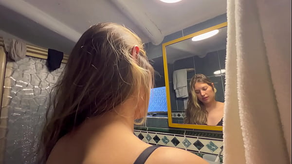 La mia matrigna dice di no, ma la sua vagina dice di sì!!!