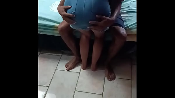 Schöner Teenager hat Spaß mit großem Arsch