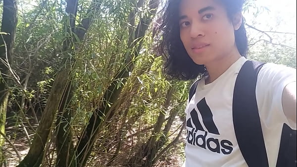 Jon Arteen montre sa bite, fait pipi dehors, met ses baskets blanches dans la boue