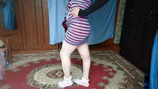 HOT FEMBOY BIG BUTT COLLEGE TEEN GIRLY HABILLÉ MIGNON MODÈLE CROSSDRESSER KITTY À LA MAISON ESSAYANT HABILLÉ