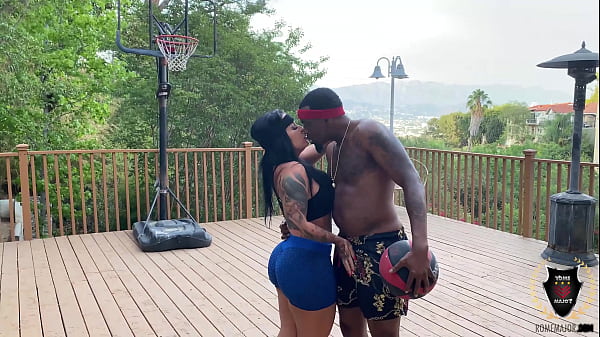 Das heiße Babe Monica Santhiago lutscht und fickt den riesigen Schwanz von Rome Major!