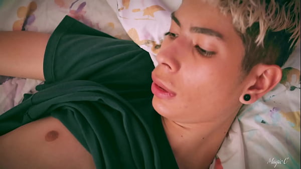Heißer dünner Twink Magic C wichst seinen großen Latino-Schwanz, bis er eine schöne dicke Ladung abfeuert