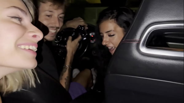 Mentre tornavamo a casa dal cinema in macchina con gli amici, ho iniziato a succhiare il cazzo del ragazzo seduto dietro con me