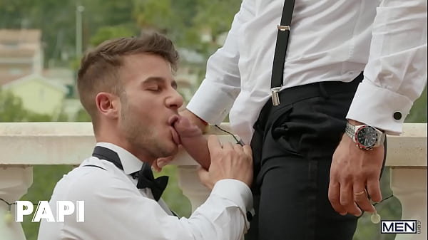 Allen King kniet nieder, um gierig Sir Peters langen, dicken Schwanz zu lutschen, bevor er einen Ritt darauf unternimmt – PAPI