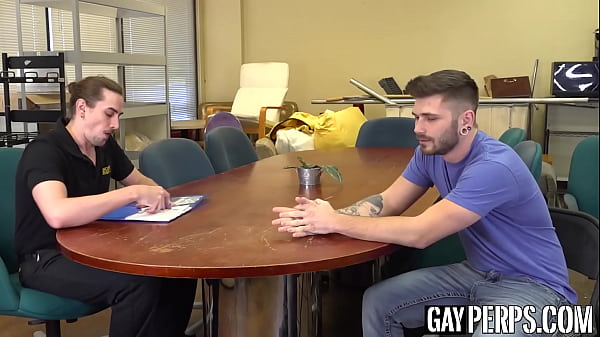 Jack Hunter si accarezza il cazzo mentre viene sbattuto da Tyler Castle