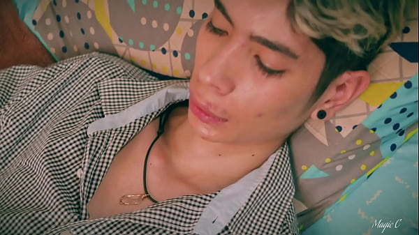 Ich wichse meinen großen Schnuckelschwanz im Bett, bis ich eine dicke Ladung abspritze. Ich würde es lieben, wenn du es in den Mund nimmst.